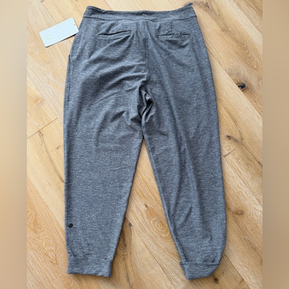 NWT lululemon Loose Fit Women’s Jet Crop Heather Gray Jogger Sweatpants - Picture 2 of 4